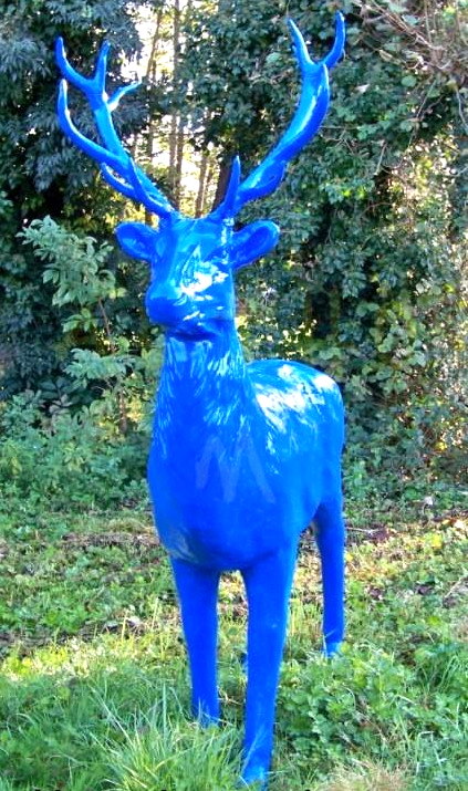 niebieska figura jelenia