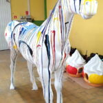 Kolorowa statua kolorowy koń naturalnej wielkości