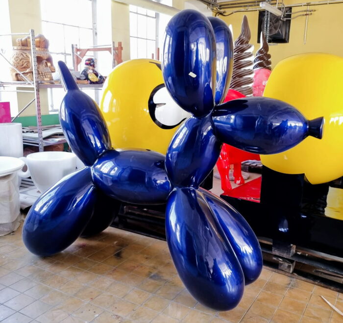 duża figura balloon dog granatowa